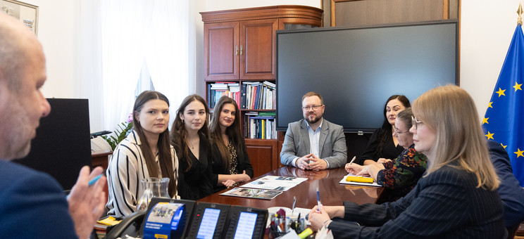 Spotkanie Klaudii Wiekierak i Klaudii Lewko - studentek kierunku architektura oraz autorek projektu "BeeSpot" oraz dr inż. arch. Joanny Figurskiej-Dudek z Katedry Architektury i Dziedzictwa Kulturowego z Władzami Miasta Rzeszów - Konradem Fijołkiem - Prezydentem Miasta Rzeszowa, Krzysztofem Stańko - Wiceprezydentem Miasta Rzeszowa oraz Zarządem Zieleni Miejskiej w Rzeszowie.