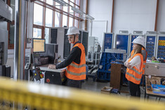 Członkowie zespołu badawczego - mgr inż. Damian Nykiel oraz dr inż. Joanna Zięba podczas badań materiałowych, fot. Beata Motyka