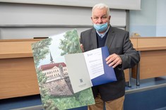 nagroda dla dr. hab. Michała Proksy, prof. Uczelni, odbiera dr hab. inż. Adam Rybka, prof. Uczelni, fot. Beata Motyka