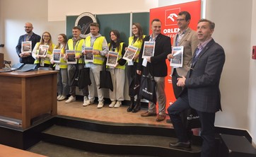 Pracownicy Katedry Dróg i Mostów Politechniki Rzeszowskiej im. Ignacego Łukasiewicza oraz studenci Politechniki Rzeszowskiej im. Ignacego Łukasiewicza podczas VIII edycji Latającego Uniwersytetu Drogowego.