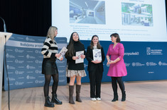 Na scenie znajdują się trzy laureatki konkursu na zaprojektowanie przestrzeni wejściowej budynku Arcus oraz Pani dr inż. arch. Joanna Dudek, fot. Arkadiusz Surowiec