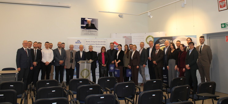 Uczestnicy oraz jury oraz promotorzy prac dyplomowych XVI edycji konkursu na najlepszą pracę magisterską na kierunku budownictwo