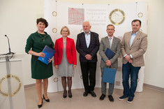 Od lewej: dr hab. inż. Bożena Babiarz, prof. Uczelni - Przewodnicząca Komisji Konkursowej, mgr inż. Liliana Serafin - sekretarz OR PDK OIIB, mgr inż. Leszek Kaczmarczyk - prezes PZITS O. Podkarpackiego, dr inż. Adam Masłoń - Promotor pracy dyplomowej nagrodzonej I nagrodą, mgr inż. Wacław Kamiński - zastępca przewodniczącego OR PDK OIIB.