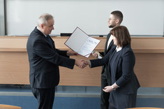 Dziekan WBIŚiA prof. dr hab. inż. Lech Lichołai składa gratulacje i wręcza dyplom dr inż. arch. Joannie Dudek, fot. Arkadiusz Surowiec