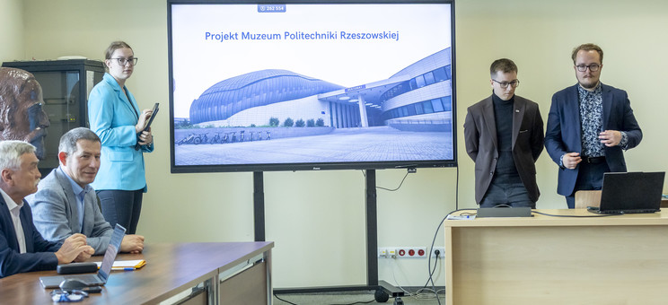 Od lewej: prof. dr hab. inż. Marek Gosztyła, dr hab. inż. Bartosz Miller, prof. PRz - Prorektor ds. studenckich i umiędzynarodowienia, Patrycja Matyś, inż. Hubert Leszczyński, Jakub Skierski