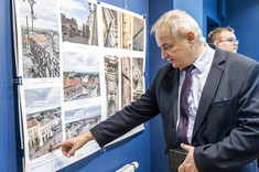 Dziekan Lech Lichołai wskazuje z zainteresowaniem na jedną z prezentowanych fotografii