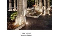 Rzeźba składjąca się z kolumn wykonanaych z sitaki