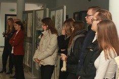 Uczestnicy wystawy, od lewej: mgr inż. arch. Beata Raś, dr hab. inż. Maciej Piekarski, prof. Uczelni, dr hab. inż. Jolanta Dźwierzyńska, prof. Uczelni, grupa studentów.