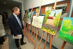 Dr hab. inż. Bartosz Miller, prof. Uczelni oglądający pracę Pani Moniki Wiśniewskiej. Poza tym na zdjęciu widoczne prace od lewej: Julii Pilat, Marty Zdańkowskiej, Martyny Olechowskiej.