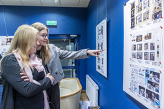 Dwie absolwentki studiów podyplomowych pn. "Architektura Wnętrz i Wystawiennictwa" podczas wystawy wybranych prac projektowych absolwentów tego kierunku.