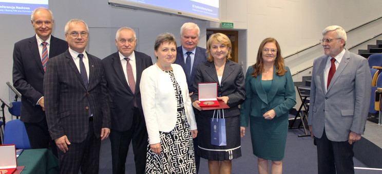 Prof. PRz L. Buda-Ożóg (trzecia z prawej) z członkami jury nagrody, fot. archiwum Krynickiej Konferencji Naukowej Komitetu Inżynierii Lądowej i Wodnej PAN 