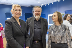 Na pierwszym planie dwie kobiety i mężczyzna pozują do zdjęcia, uśmiechają się. Na zdjęciu od lewej: prof. M.Kłos, arch. W. Matłok, dr arch. B. Walicka-Góral.