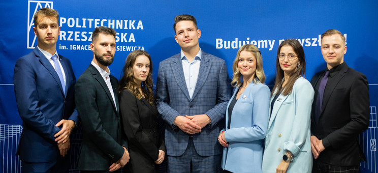 Prezydium Samorządu Studenckiego Politechniki Rzeszowskiej. Od lewej: Jan Szarek, Maciej Gacek, Diana Gałuszka, Jan Wrona, Olga Gołacka, Anna Nieczaj, Jan Goc,  fot. T. Tarkowski