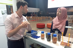 Stoisko Katedry Inżynierii i Chemii Środowiska Politechniki Rzeszowskiej im. Ignacego Łukasiewicza na 18. Międzynarodowych Targach Wynalazków i Innowacji Intarg 2025 w Katowicach