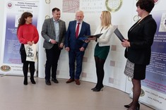 mgr inż. Barbara Ochał odbiera nagrodę