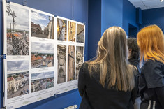 Plansze z fotografiami prezentowanymi na wystawie