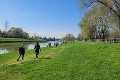 Uczestnicy wydarzenia sprzątania brzegów rzeki Wisłok w ramach akcji Operacja Czysta Rzeka.