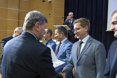 Wręczenie dr. inż. Krzysztofowi Nowakowi (Zakład Ciepłownictwa i Klimatyzacji) nagrody za publikację o liczbie punktów 140