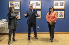 Od lewej: dr inż. arch. Joanna Dudek - kuratorka Galerii P_okaz, prof. dr hab. inż. Lech Lichołai - Dziekan Wydziału Budownictwa, Inżynierii Środowiska i Architektury, dr inż. Agnieszka Pękala - Pełnomocnik Rektora ds. Osób z Niepełnosprawnościami, fot. Beata Motyka 