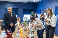 Uczestnicy otwarcia wernisażu wystawy pokonkursowej "Odkryj w sobie projektanta", w tym m.in. Dziekana Lech Lichołai, mgr inż. arch. Beata Raś-Grabowy