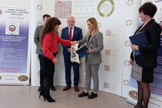 mgr inż. Dominika Dziopak odbiera nagrodę