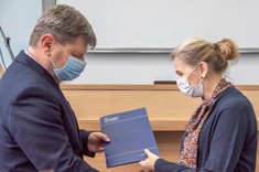 nagroda dla mgr. inż. arch. Piotra Ochaba, odbiera dr hab. inż. Izabela Skrzypczak, prof. Uczelni, fot. Beata Motyka