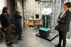 Od lewej: dr inż. Joanna Krasoń, dr inż. Przemysław Miąsik, dr hab. inż. Bożena Babiarz, prof. Uczelni w Centrum Historii Politechniki Białostockiej.