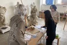 Uczennice Akademickiego Liceum Ogólnokształcącego w Rzeszowie podczas tworzenia makiety w ramach warsztatów modelarskich "Dom marzeń" odbywanych w ramach programu Via Carpatia w "Pracowni rysunku" w budynku M.