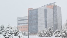 Budynek Wydziału - porą zimową, podczas opadów śniegu