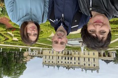 Od lewej dr hab. inż. Bożena Babiarz, prof. Uczelni, dr inż. Przemysław Miąsik, dr inż. Joanna Krasoń przed Pałacem Branieckich w Białymstoku.