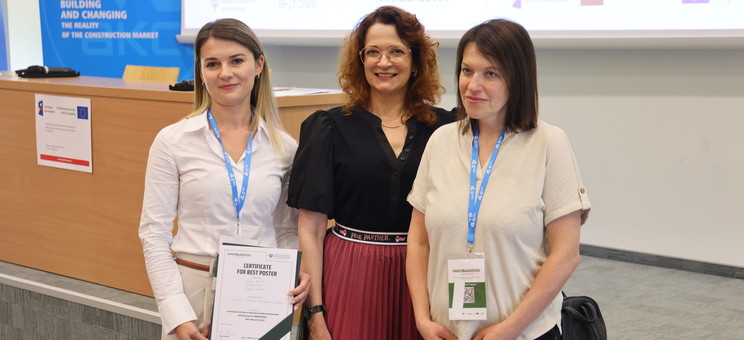 Na zdjęciu widoczne trzy kobiety, od lewej dr inż Ewelina Barnat, JM Rektor Politechniki Białostockiej - dr hab. inż. Marta Kosior-Kazberuk, prof. PB, dr inż. Joanna Krasoń