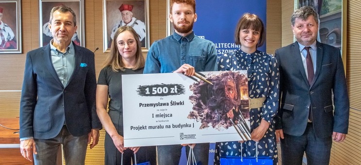 Od lewej prof. dr hab. Grzegorz Ostasz - Prorektor ds. studenckich, inż. arch. Adrianna Kuśtek, Przemysław Śliwka, dr inż. arch. Joanna Dudek, prof. dr hab. inż. Piotr Koszelnik - Rektor PRz