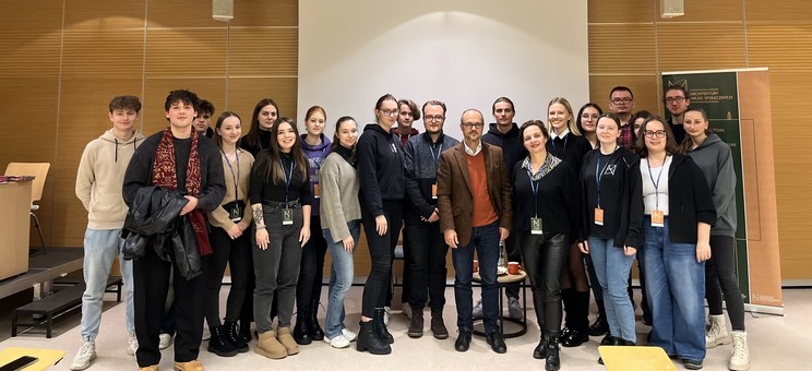 Uczestnicy spotkania z mgr. inż. arch. Maciejem Trybusem w ramach cyklu wydarzeń ArchiCZAT - cykliczne studenckie rozmowy z osobami z branży architektonicznej.