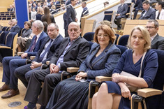 Uczestnicy uroczystości wręczenia nagród rektora dla nauczycieli akademickich za osiągnięcia uzyskane w 2024 roku, w tym od prawej: prof. dr hab. inż. Renata Gruca-Rokosz, prof. dr hab. inż. Dorota Papciak, prof. dr hab. Michał Proksa