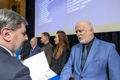 Wręczenie dr. inż. Jerzemu Szyszce (Katedra Budownictwa Ogólnego) nagrody za publikację o liczbie punktów 140