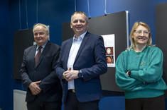 Dziekan Lech Lichołai, Prodziekan Piotr Nazarko i Prodziekan Marzena Kłos stoją na tle niebieskiej ściany i uśmiechają się