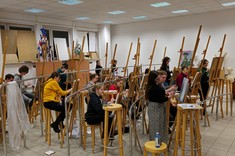 Uczestnicy w trakcie prac nad swoimi dziełami