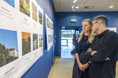 Kobieta i mężczyzna ubrani na czarno stoją obok siebie i przyglądają się wystawie. Na zdjęciu arch. D. Bober, arch. M. Bober.