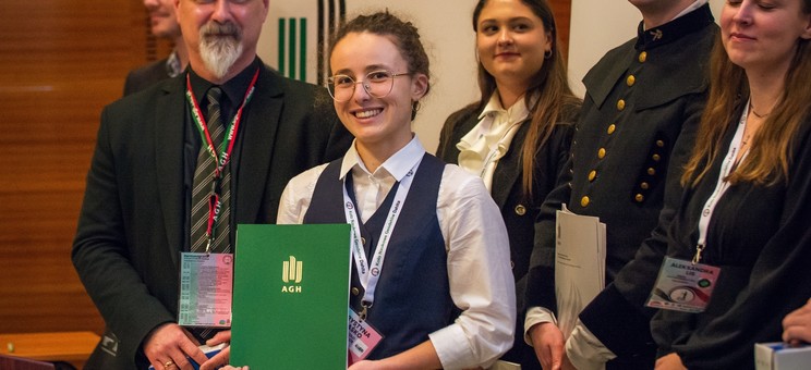 Studentka kierunku geodezja i planowanie przestrzenne Krystyna Paśko z główną nagrodą za zajęcie I miejsca w sesji referatowej za referat pt. „Gdzie mieszkali nasi przodkowie. Kataster austriacki – cenne źródło informacji”