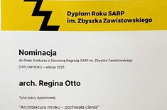 Na zdjęciu jest dyplom Roku SARP, dyplom jest na szarym tle z żółtym paskiem na górze, na dyplomie wymieniona jest finalistka i promotorka pracy dyplomowej