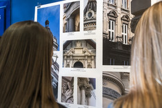 Plansze z fotografiami prezentowanymi na wystawie