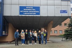 Przedstawiciele zespołu projektu „Iskra - budowanie międzyuczelnianych zespołów badawczych" „Politechniczna Sieć VIA CARPATIA im. Prezydenta RP Lecha Kaczyńskiego" z Politechnik: Rzeszowskiej, Białostockiej i Lubelskiej przed budynkiem P.