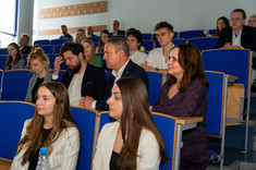 Uczestnicy Drugiej Konferencji "Studenci Politechniki Rzeszowskiej projektują Rzeszów", w tym pierwszy rząd od lewej: Joanna Szyszka, Monika Szyszka, drugi rząd od lewej: dr inż. arch. Magdalena Szpytma, dr inż. arch. Cezary Szpytma, Zastępca Prezydenta Miasta Rzeszowa mgr inż. Dariusz Urbanik, Zastępca Dyrektora Wydziału Infrastruktury Podkarpackiego Urzędu Wojewódzkiego w Rzeszowie mgr inż. arch. Marta Jakowska, fot. mgr Dawid Zientek 