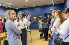 Pani dyrektorka liceum ALO Renata Łunarska w rozmowie z organizatorką konkursu mgr inż. arch. Beatą Raś-Grabowy