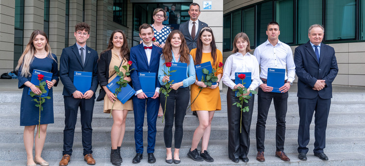 Nagrodzeni studenci WBIŚiA z dziekanem prof. L. Lichołaiem, prof. PRz I. Włoch i prof. G. Ostaszem, fot. A. Surowiec