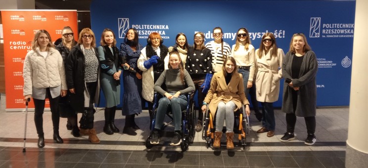 Studenci studiów podyplomowych Architektura Wnętrz i Wystawiennictwa (AWiW) w ramach zajęć Projektowanie Uniwersalne i Ergonomia testowali dostępność budynku V