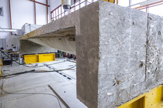 Hybrydowy dźwigar z recyklowanych łopat turbin wiatrowych i betonu niekonwencjonalnego