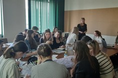 Studenci pracujący w grupach nad koncepcją odbudowy Prospektu Sorbony.