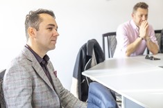 Dr inż. Michał Musiał, w tle prof. dr hab. inż. Daniel Słyś, fot. B. Motyka