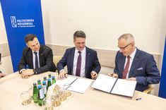 Podpisanie umowy. Od lewej: Marcin Nazarewicz, mgr Piotr Kuchta, dr hab. inż. Lesław Gniewek, prof. PRz, fot. Beata Motyka